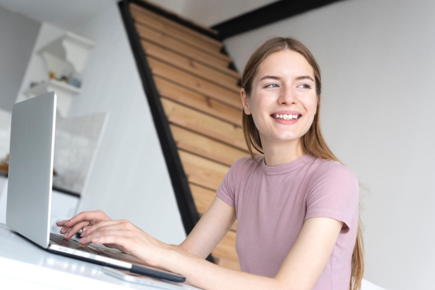 Espace de travail organisé avec double écran pour l'apprentissage financier